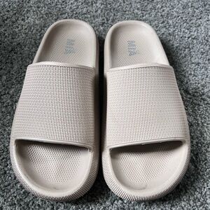 MIA Cushion slides
